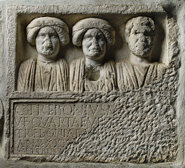 Grabrelief des Caius Trebonius (O. Harl / lupa.at)